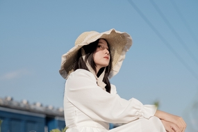 年轻戴帽白色连衣裙侧颜美女图片